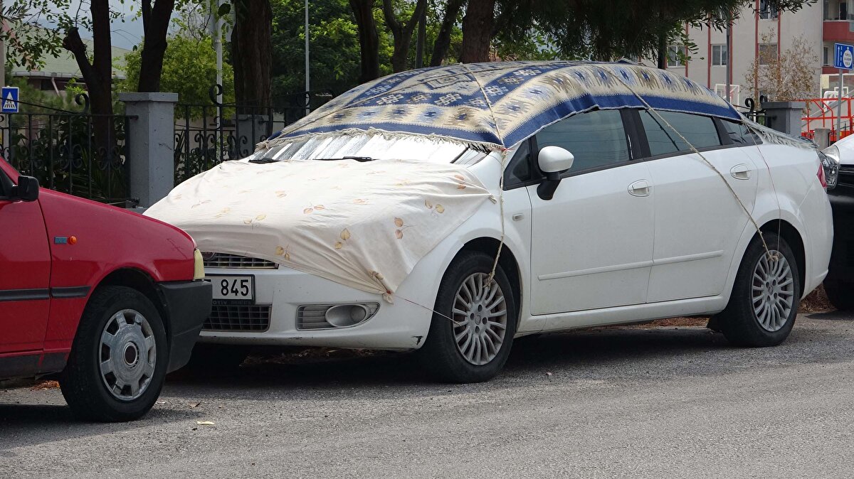 HALI, BATTANİYE VE KARTONLU ÖNLEM<br>Kentte valilik, belediye, meteoroloji ve AFAD'ın uyarılarının ardından bazı kişilerin araçlarını halı, battaniye ve kartonlarla örterek doluya karşı önlem alması ise dikkat çekti.