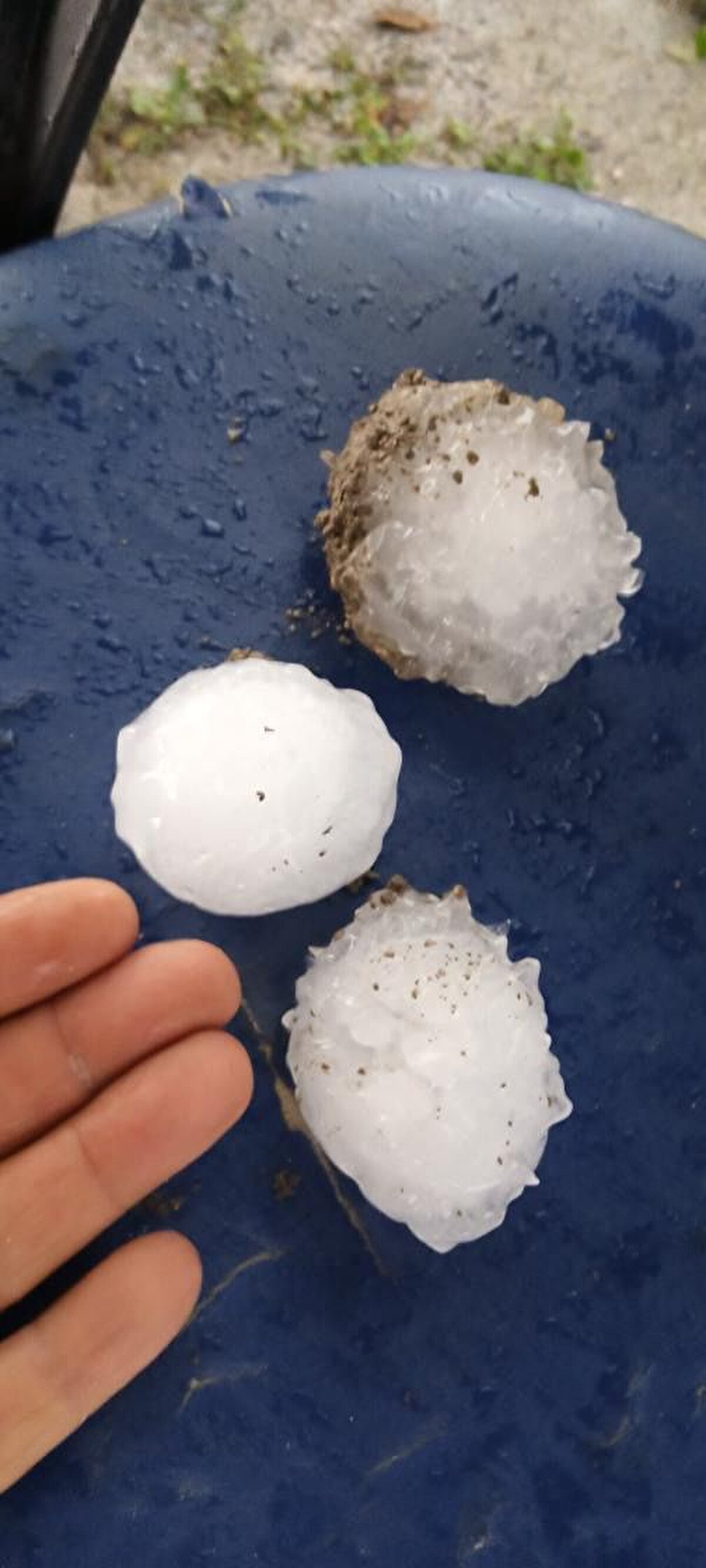 Kent merkezinde öğle saatlerinde öğle saatlerinden itibaren yer yer gök gürültülü sağanak etkili olurken, Keles ile Osmangazi ilçelerinin yüksek rakımdaki mahallelerine dolu yağdı. Keles’te ceviz büyüklüğünde yağan dolu hayatı olumsuz etkiledi.