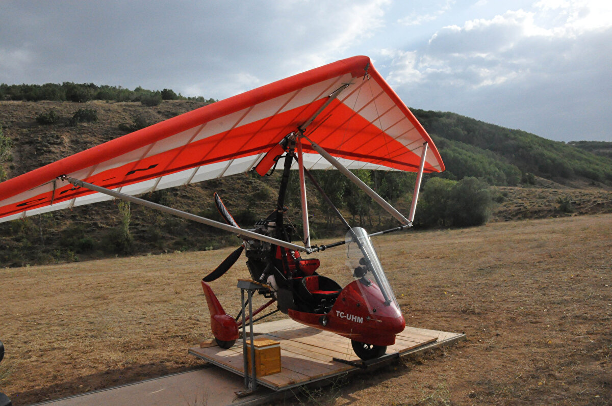 Hangara raylı sistemle girip çıkan hava aracıyla uçma hayali kuran Çiçek, müracaatta bulunduğu Sivil Havacılık Genel Müdürlüğü'nden uçuş izni bekliyor. Çiçek, uçuş onayı almasıyla köy semalarında uçabilecek.