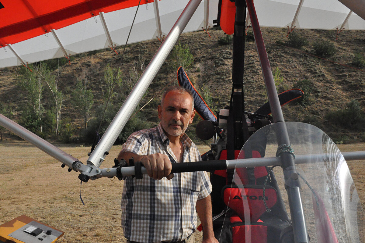 Dede yadigarı arazisinin düzlüğünü fırsata çeviren Çiçek, satın aldığı Rus yapımı hava aracı 'microlight'i köye getirtti. Yaklaşık 65 bin euro harcayan Celil Çiçek, 10 dönüm arazisini, hava aracının inip kalkacağı şekilde dizayn edip, bir de hangar inşa etti.