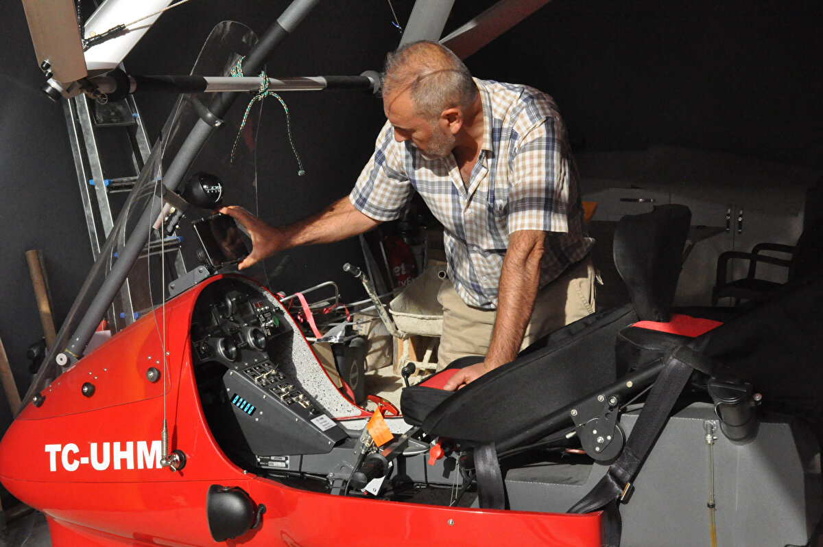 'ÇOCUKLUK HAYALİMİ GERÇEKLEŞTİRDİM'<br>Çocukluğunda rüyalarında bile uçan bir insan olduğunu belirten Çiçek, “Devamlı havaalanına ihtiyaç duymamak için bu araziyi havalimanını yaptım. Kendi pistimi ve hangarımı kurdum. Uçağımı burada muhafaza edeceğim. Sivil Havacılıktan uçuş izni aldığımız andan itibaren uçuşa geçeceğiz. Kumandalı helikopterler ve uçaklar uçurdum. Microlight pilotlar olarak gerçekten izin süreci çok uzun sürüyor. Ben Avrupa'da da bu işleri biliyorum. Türkiye'de ricam; izin sürecinin hızlanmasıdır. Uçmaya başlamadan yoruldum. Bu benim hayalimdi. Çocukluk hayalimi gerçekleştirdim" diye konuştu.