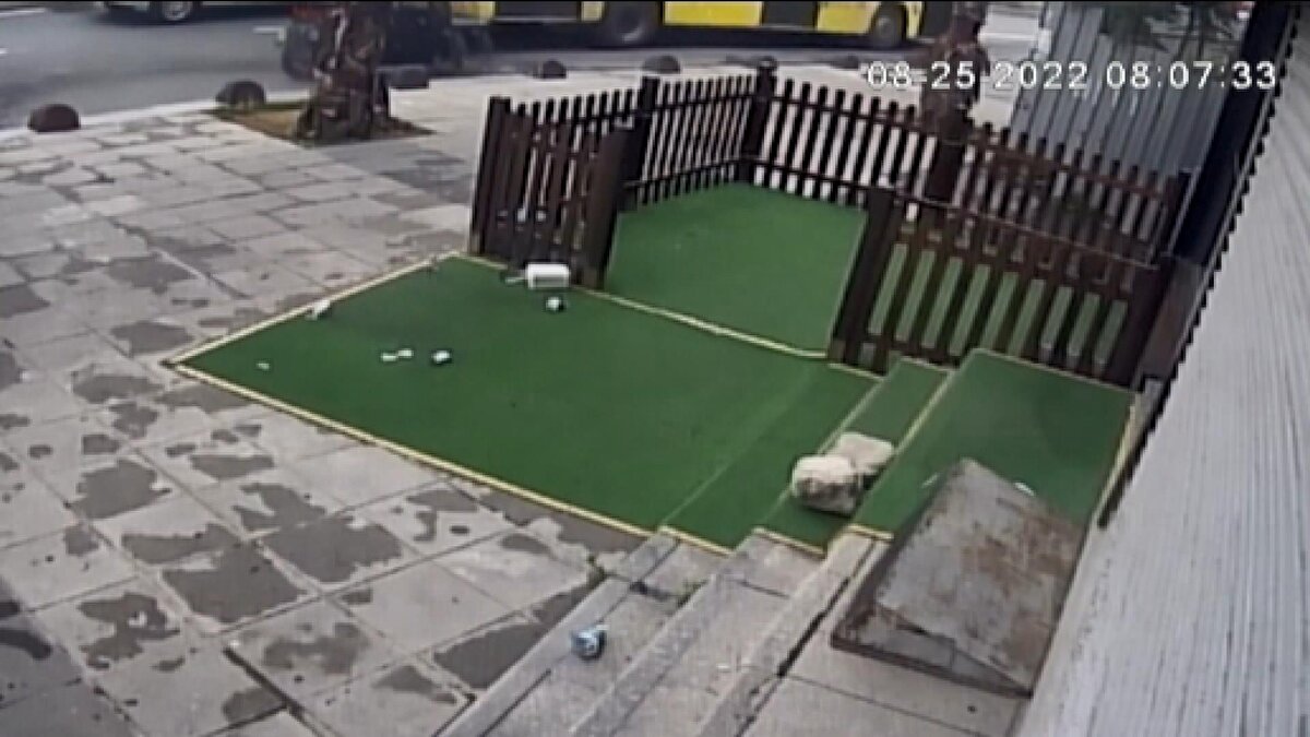 Otobüsün ön lastikleri göçüğe düştü. Otobüs şoförü aracını geriye alıp yolcuları tahliye etti.