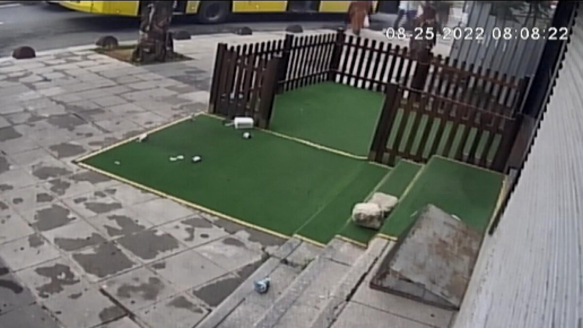 Daha sonra çekici yardımıyla otobüs bulunduğu yerden çekilirken belediye ekipleri yolu düzeltmek için çalışma başlattı.