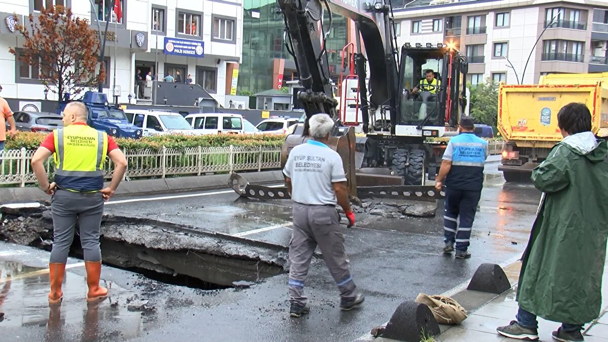 Yolcular panik içerisinde kaçışırken, polis merkezinden gelen ekipler yolu trafiğe kapattı. 