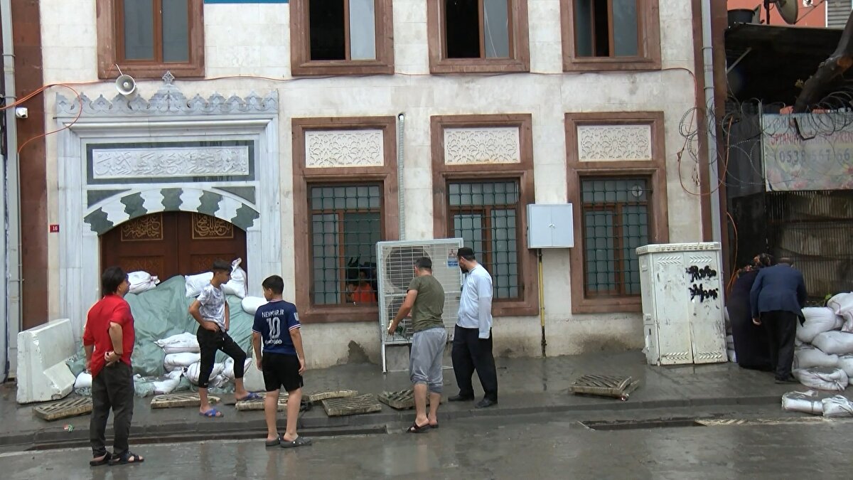 “5 DAKİKA İÇERİSİNDE HER TARAF SU DOLDU" <br>Esnaf Hayrettin Irmak, “5 dakika içerisinde her taraf su oldu. Dükkanımın içi su doldu. Dışarıdaki dolapların motorları su nedeniyle yandı. Geçtiğimiz ayda oldu. Ben 1992 yılından beri esnafım, senede 3-4 defa sel oluyor" dedi.