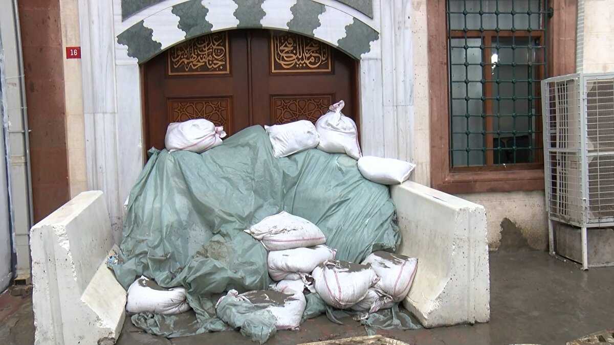 Cami görevlisi Zahir Gün ise “Sel suları gelmesin diye kum torbalarını çektik. Suyun yükselmesini ekledik basınçlar birlikte içeri girdi. Öbür seferki gibi değil ama içeri su girdi. Kovalarla suları tahliye etmeye çalıştık İçerideki eşyaları kurtardık ama halılar su altında kaldı" ifadelerini kullandı.