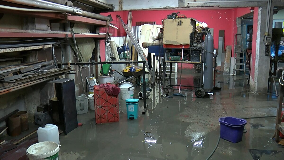 Mahallede bulunan İrşad Camii ise geçtiğimiz sel baskınında sular altında kalmıştı. Cami görevlileri sel sularından korunmak için kapılarına kum torbaları yerleştirdi. Mahalledeki suların tahliye çalışmaları ev sahipleri ve İSKİ ekipleri tarafından devam ediyor.