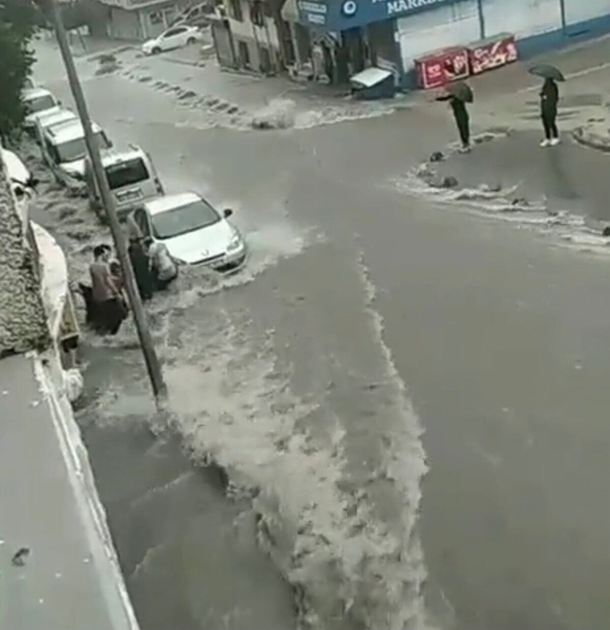 O anlar ise cep telefonu kamerası ile kaydedildi. Görüntülerde, üç kişi yolun karşısına geçmeye çalışırken çocuk sel sularına kapılıyor.