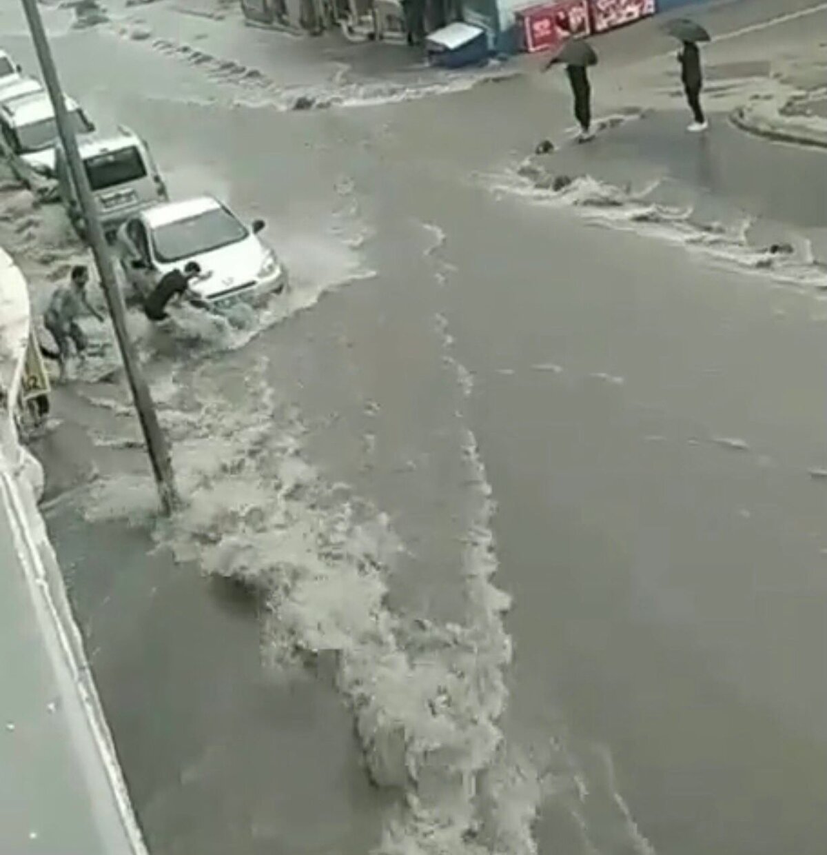 Güçlükle araba tamponuna tutunan çocuk, kurtarılıyor. Bir diğer görüntüde de kadın sel sularına kapılıyor. Kadın, vatandaşlar tarafından yol kenarına çekilerek kurtarılıyor.