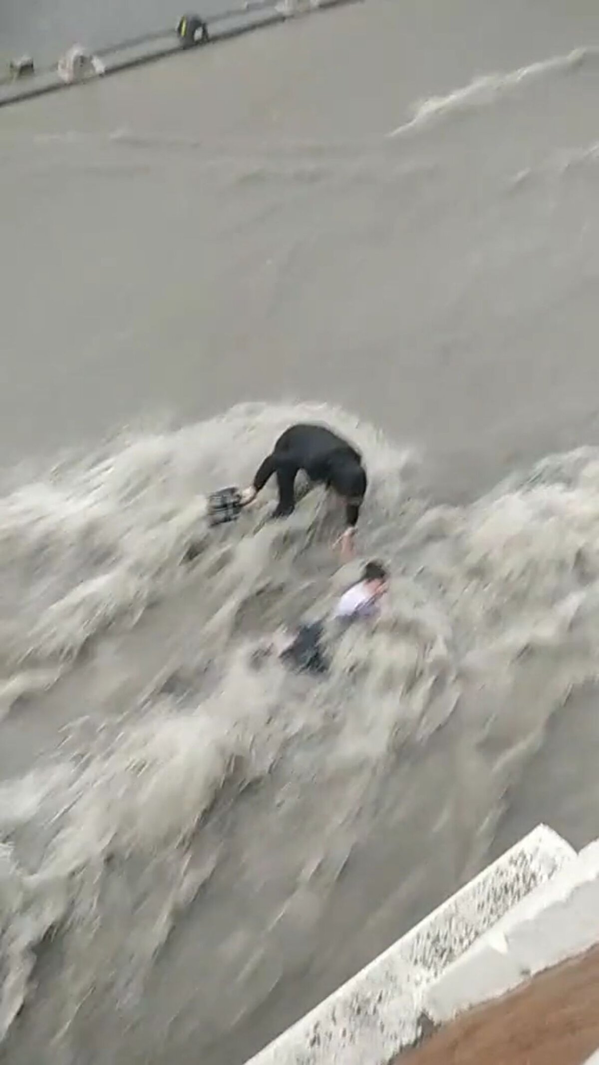 Akıntıya kapılan çocuk bir süre sürüklendikten sonra park halindeki otomobile tutundu.