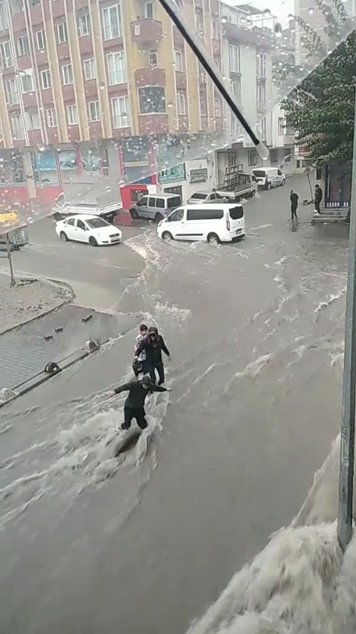 senyurt'ta sabah saatlerinden itibaren etkili olan yağmur sele dönüştü.