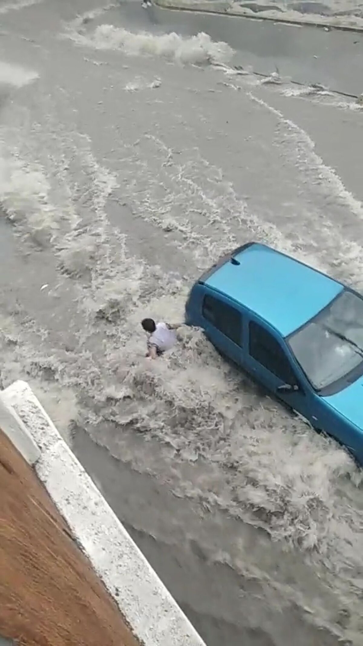 Yere düşen kadın, arabaya tutununca vatandaşlar tarafından kurtarıldı. Araçlar ise yolda ilerlemekte güçlük çekti.