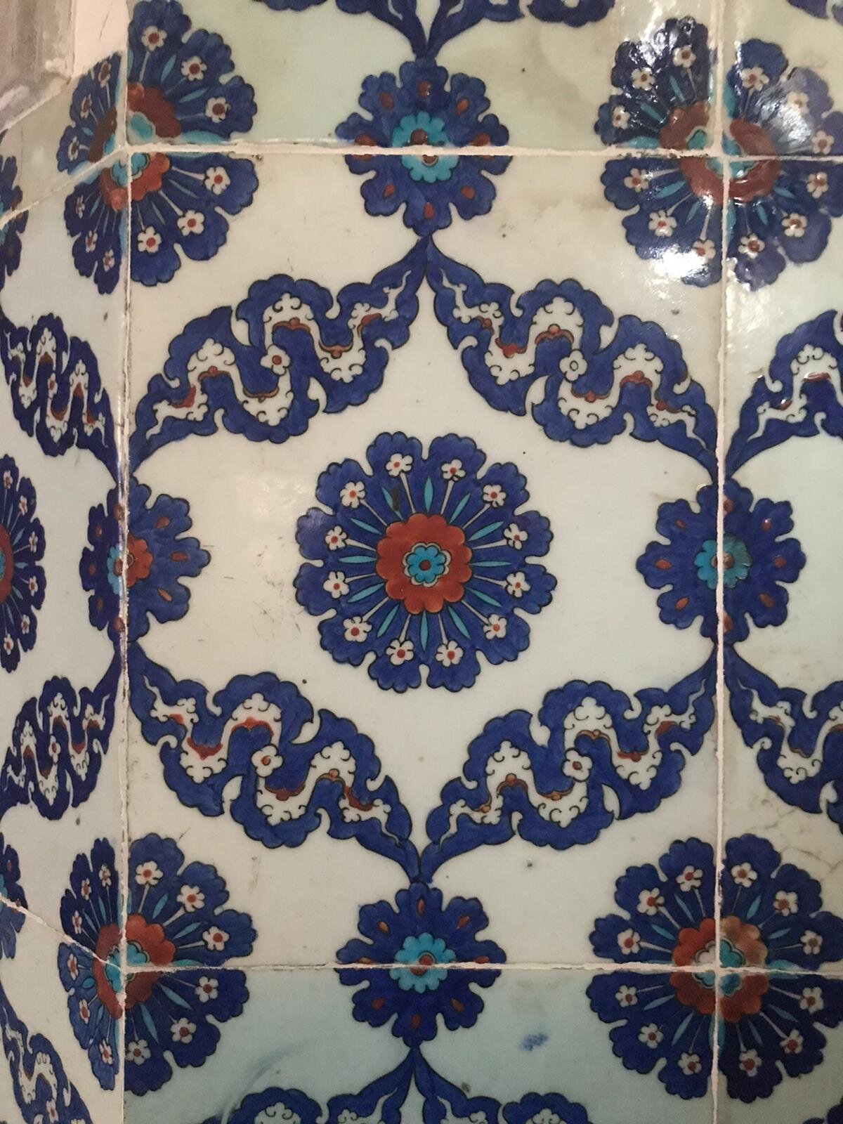 Merkezde bir penç ile yanlarda yer alan, pençleri ayırıcı bulutlar.