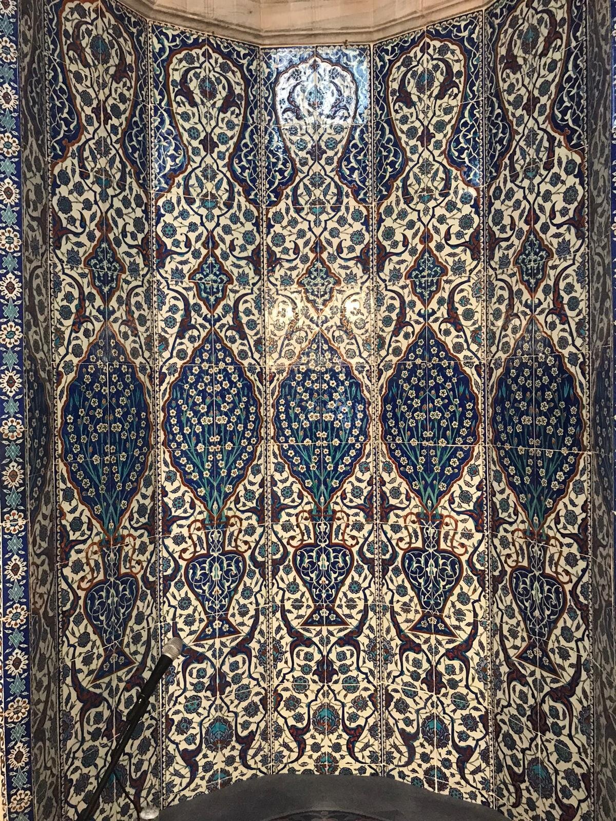 Çokgen mihrap nişinde vazo içinden çıkan, şemse formunda düzenlenmiş natüralist çiçek desenli pano.