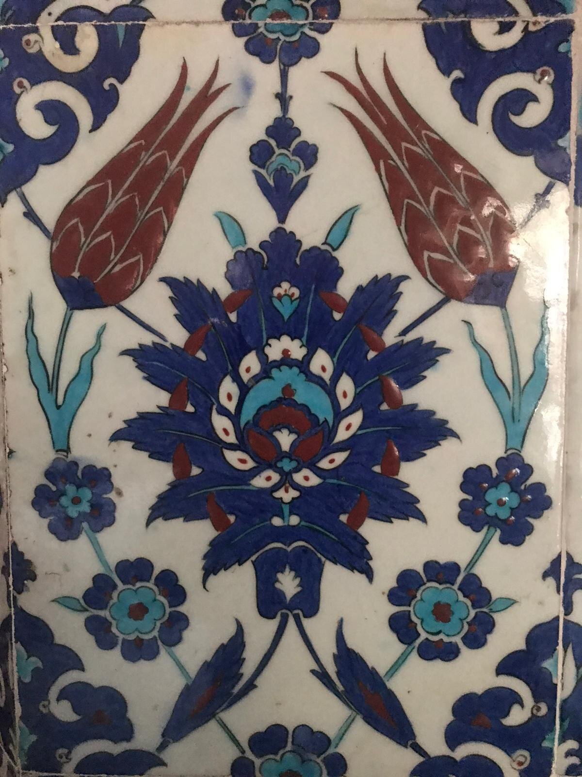 Büyük bir hatayi etrafında lale, penç ve yapraklardan oluşan ½ simetrik pano.