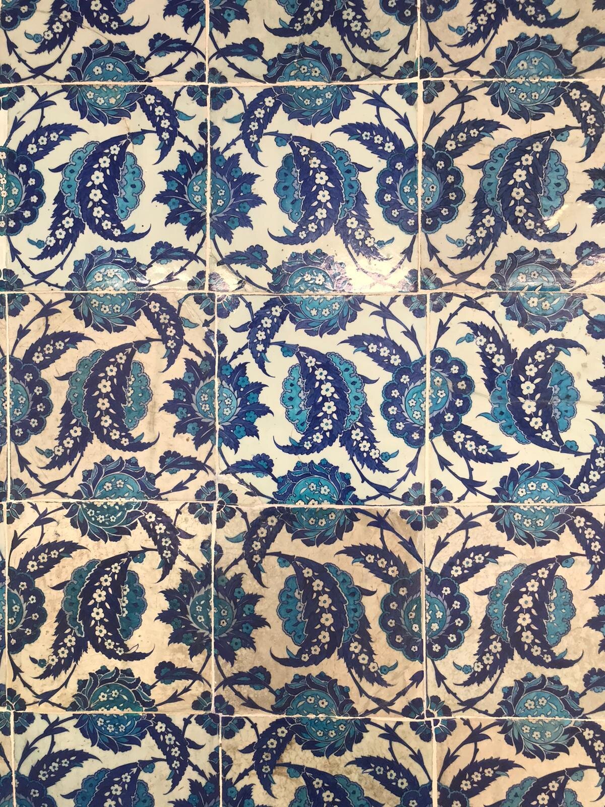 Hatayiden çıkan hurdeli yapraklarla oluşturulmuş kompozisyon.