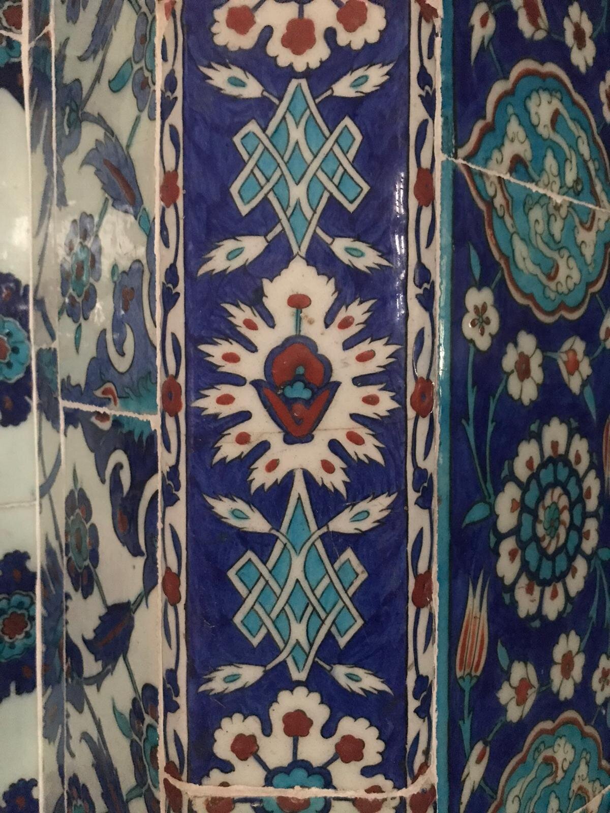 Rüstem Paşa Camii kadınlar mahfilinde yer alan bordür detayı.