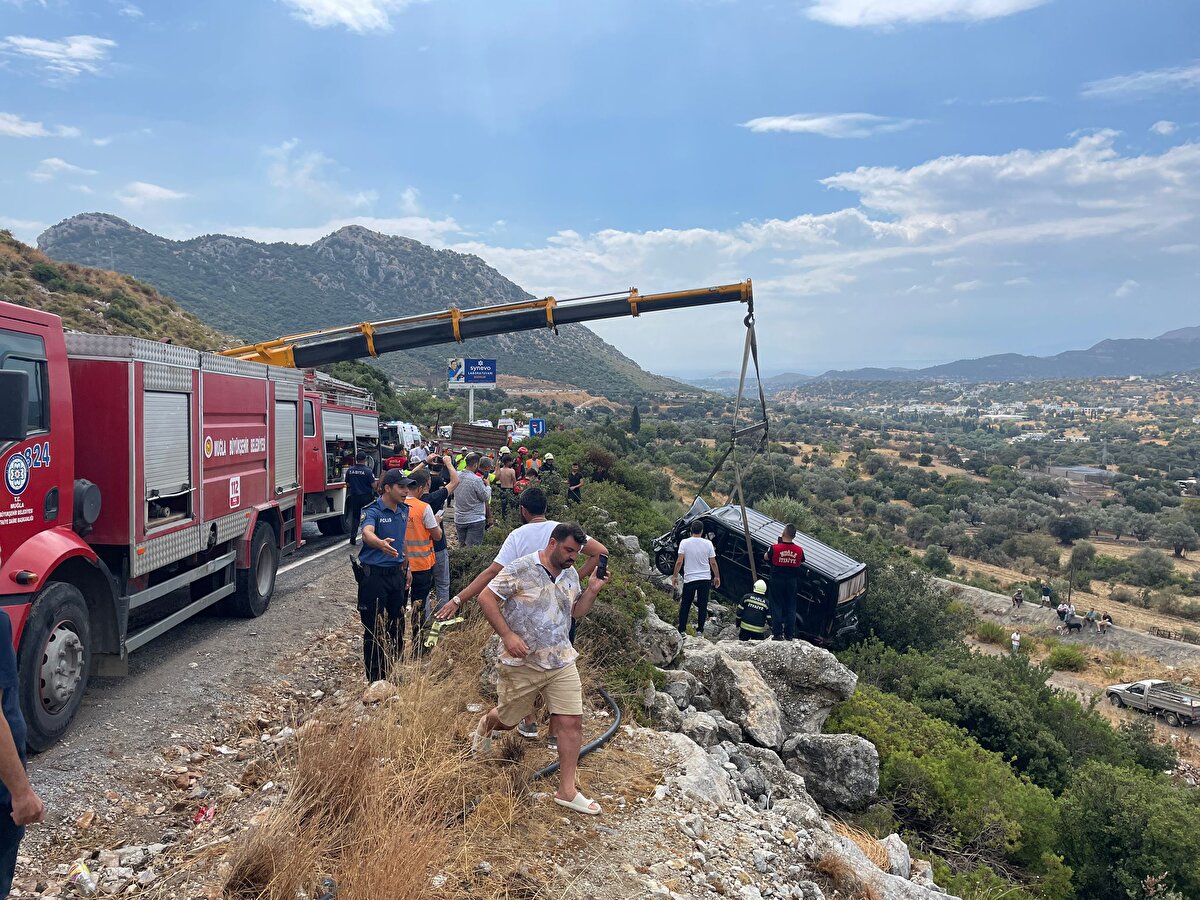 Ekipler Tatlıses'in sıkıştığı minibüsü vinçle yola çıkardı.