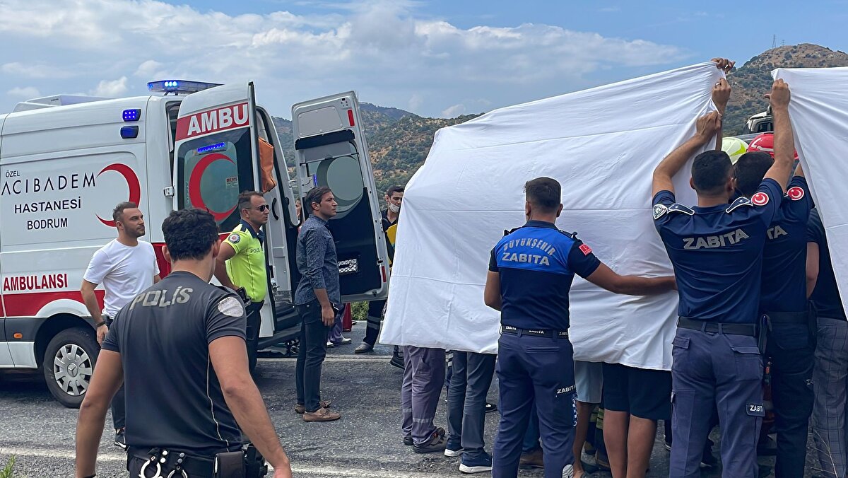 Daha sonra Tatlıses sağlık ekiplerince hastaneye götürülmek üzere ambulansa taşındı.<br><br>