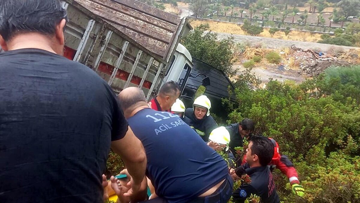 "KAFA KAFAYA ÇARPIŞTIKLARI İDDİA EDİLİYOR"<br><br>DHA muhabiri Fırat Akay, CNN Türk canlı yayınında kazayla ilgili detayları anlattı:<br><br>"Saat 10:30'u gösterdiğinde şarampole devrildi. Şu dakika itibariyle panelvan tipi araç şarampolden çıkarıldı, yakınları görüntü almamıza izin vermiyor. Oğlu, kızı, yakınları burada. Görüntü almamız istenmiyor. Sıkıştığı araçtan çıkarılıyor. Araçtan çıkarılınca hastaneye götürülecek. Sağlık durumu ile ilgili net bilgi yok. Araç bir dakika önce şarampolden çıkarıldı.<br><br>