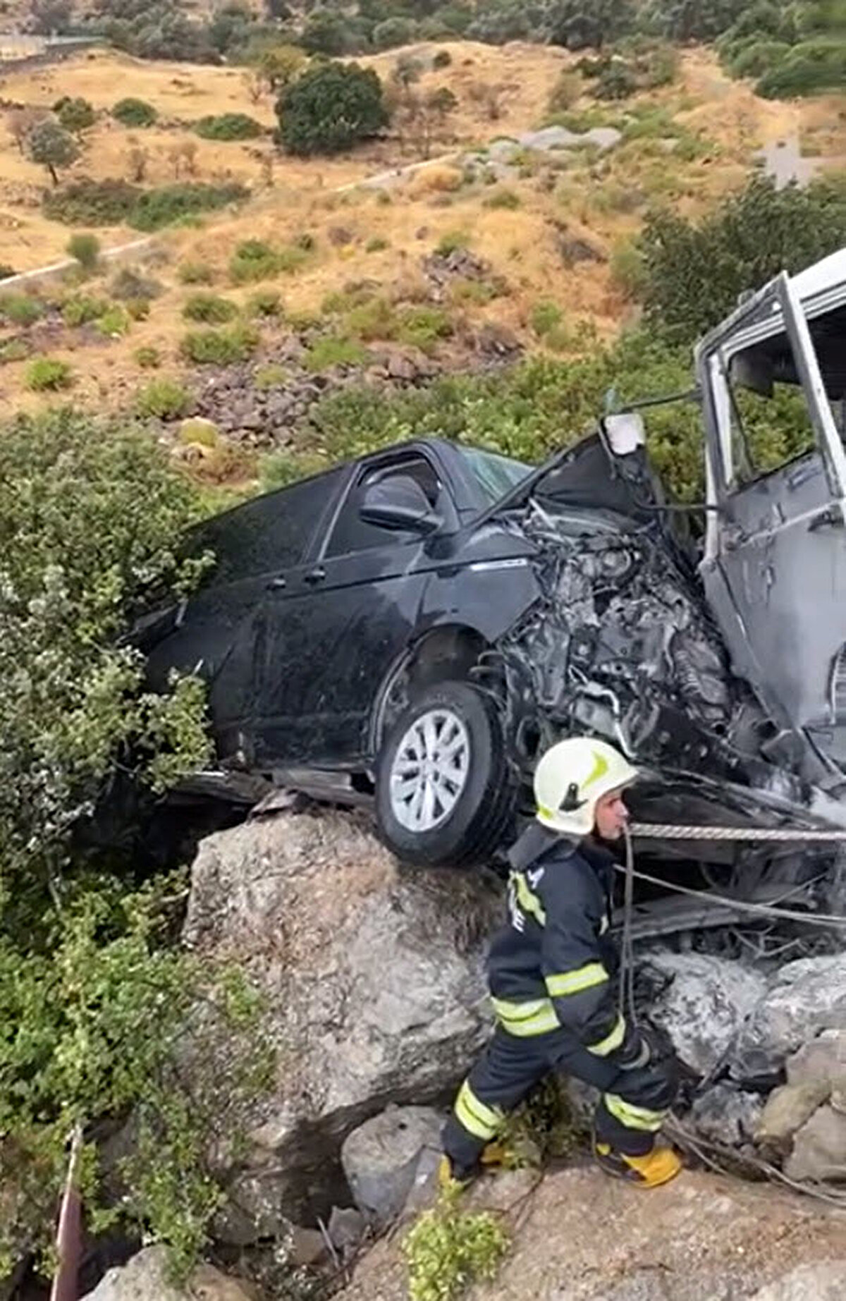 ARAÇTAN ÇIKARILDI<br><br>Kazada ağır hasar alan araç içerisinde sıkışan İbrahim Tatlıses kurtarıldı. Ekiplerin çalışması sonucu araçtan çıkarılan Tatlıses ve beraberindeki 5 kişinin sağlık durumunun iyi olduğu öğrenildi.