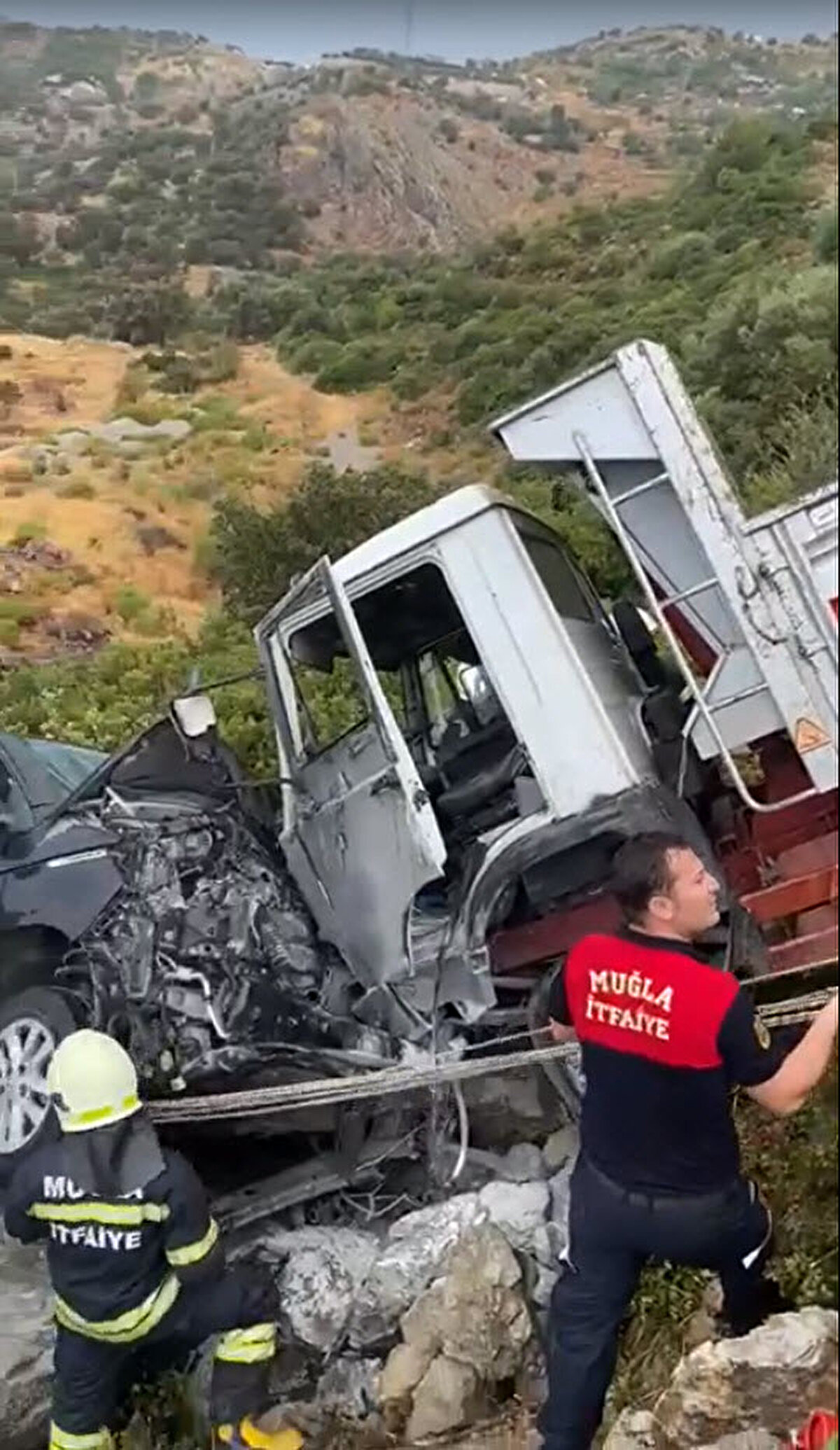 Muğla'nın Bodrum ilçesinde İbrahim Tatlıses'in içinde bulunduğu araç, Yalıkavak yolu üzerinde bir kamyon ile çarpışarak şarampole yuvarlandı. Araçta sıkışan Tatlıses'i kurtarmak için bölgeye çok sayıda ekip gönderildi.<br><br>