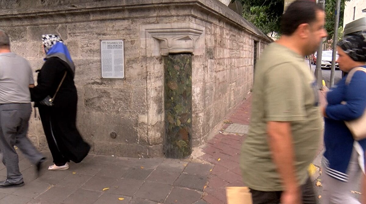 Yavaşçay "Kanuni Sultan Süleyman, bazı kaynaklara göre vefat eden oğlu için bir camii yaptırmaya başlıyor. O sırada oğlu vefat ettiği için, kendisi için yaptırdığı külliyeyi oğluna adayarak, bu noktaya defnediyor. Dolayısıyla bu noktanın çok özel olmasını istiyor. Mimar Sinan'dan İstanbul'un orta noktasını seçmesini istiyor. Ardından Mimar Sinan ölçümler yapmaya başlıyor. Yan taraftaki yeşil sütunlu yeri tam orta nokta belirliyor ve yeşil sütunu bu noktaya koyuyor" diye konuştu.<br>