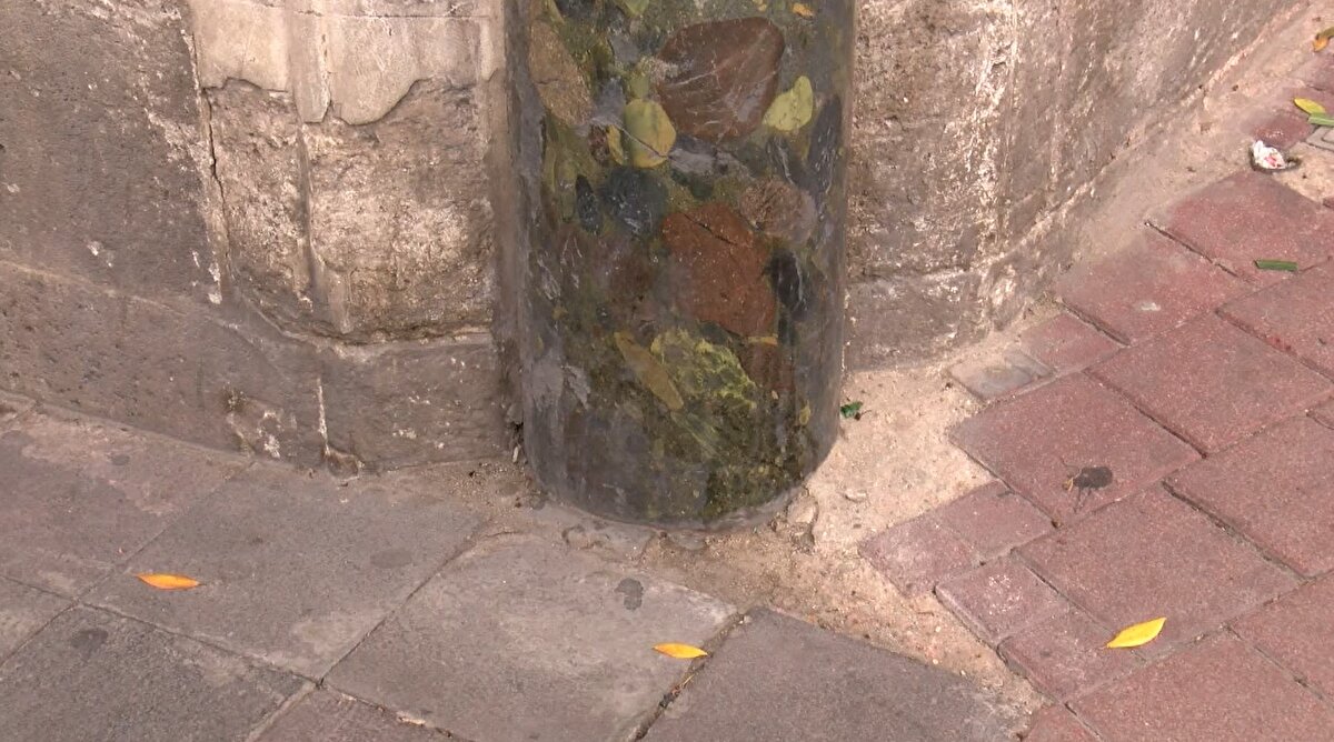 Yıllar sonra Evliya Çelebi'nin de bu noktayı kitaplarında anlattığını ifade eden Yavaşçay, "Günümüzde İstanbul'un en büyük markası olması gerekirken şu an çok kötü durumda. Herkes yanından geçiyor, kimse bu noktanın öneminin farkında değil. Taşın bir kısmı toprağın altına gömülmüş durumda. Buranın acilen kurtarılması lazım. Kırılmaz bir camla çevresinin kaplanması lazım. Burası manevi bir yer olduğu için insanlar parçalarını alıp satabilirler. Ayrıca üzerine yazı yazıyorlar, kırıyorlar. Önünde kaldırım taşları var, bu taşlardan arındırıp daha estetik hale getirilmesi lazım" dedi.<br><br>