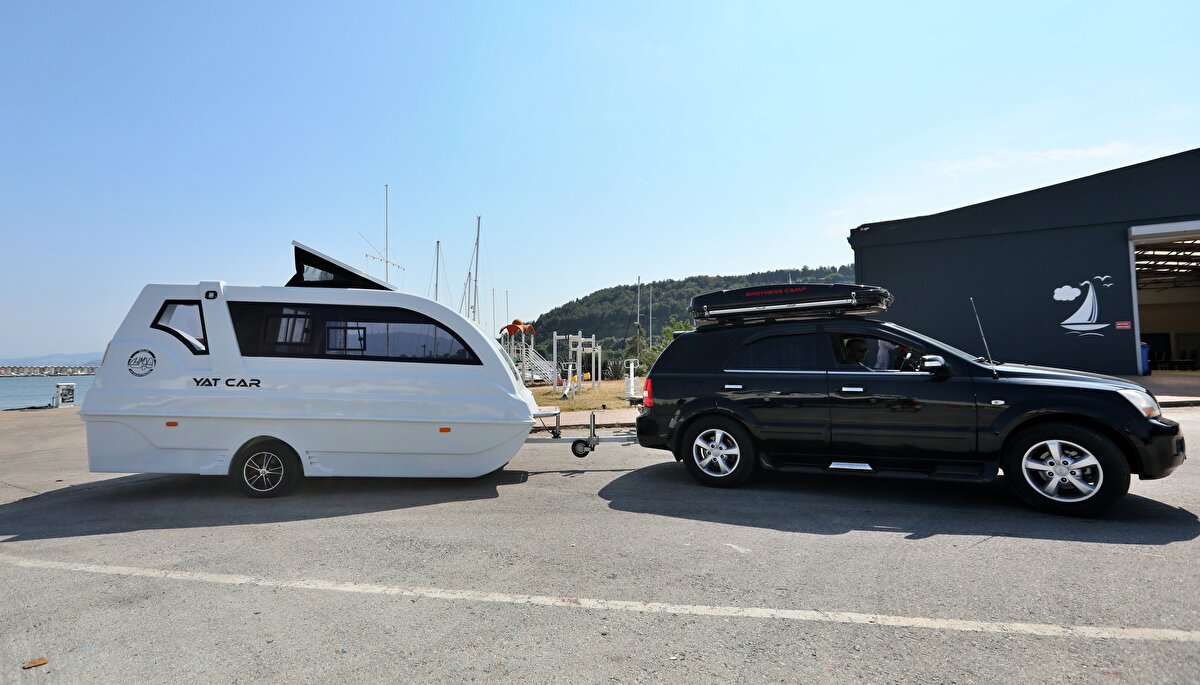 Geliştirdikleri aracın tabanını tekne tabanı olarak tasarladıklarını anlatan Yaylacı, sudan fazla etkilenmemesi ve sallanmaması için konforu ön plana alan taban yapısı oluşturduklarını dile getirdi.<br><br>