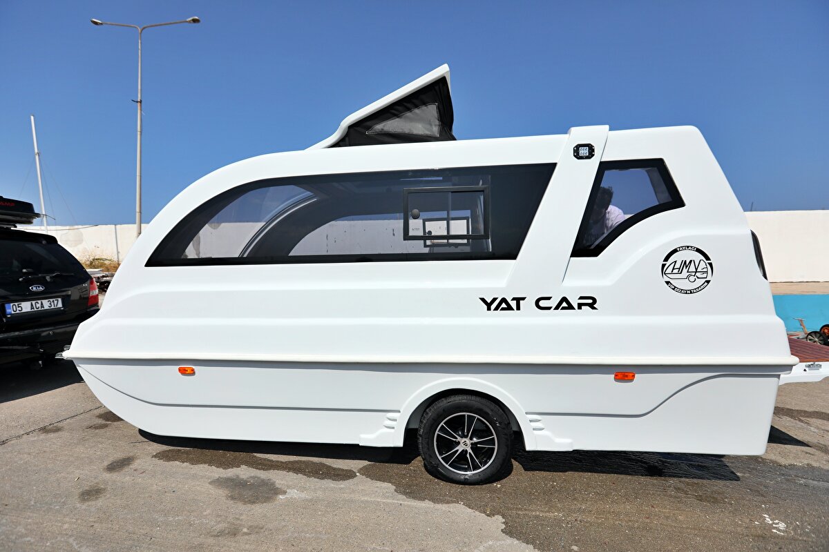 Araçlarının henüz sadece prototipini yaptıklarını, AR-GE aşamasında olduğu için maliyetin net olarak ortaya çıkmadığını belirten Yaylacı, şöyle devam etti:<br><br>"Prototip olarak çalıştığımız için ilk maliyetler yüksek oluyor fakat seri üretime geçildiğinde uygun fiyatla vatandaşlarımıza sunmayı düşünüyoruz. İnsanlarımıza bu tekne ve karavan kültürünü aşılamak, birinci önceliğimiz. Şu anda sadece sosyal medyadan paylaştığımız görüntüden dolayı Almanya, İsrail ve Amerika gibi ülkelerden arayanlar oldu. Kaliteden ödün vermeden elimizden geldiğince ülkemizin ihracatına ve ekonomisine destek olmak için uğraşıyoruz."