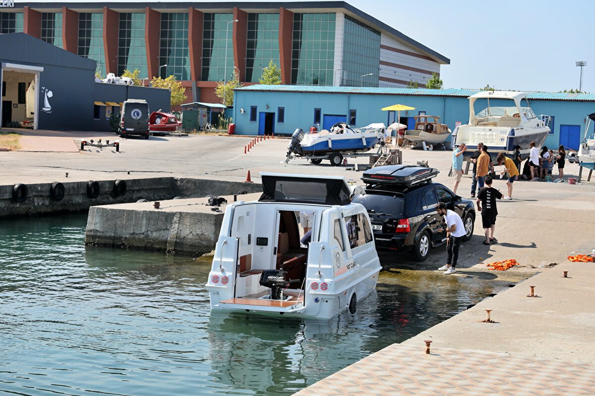 Yaylacı, Yat Car'ın yüzde 50 karavan, yüzde 50 yat olduğunu vurgulayarak, "İstersen dağın doruğuna çek kampını yap, istersen de indir suya balığını tut, müziğini dinle. Böyle bir ürün alındığında karavan parklarıyla işiniz yok, gidersiniz araçların ulaşamayacağı koylarda çapanızı atarsanız, tatilinizi yaparsınız. AR-GE'sinden mühendisliğine, el işçiliğine komple yerli" diye konuştu.<br><br>İlhan Yaylacı ise geliştirdikleri araç için patent başvurularını yaptıklarını söyledi.
