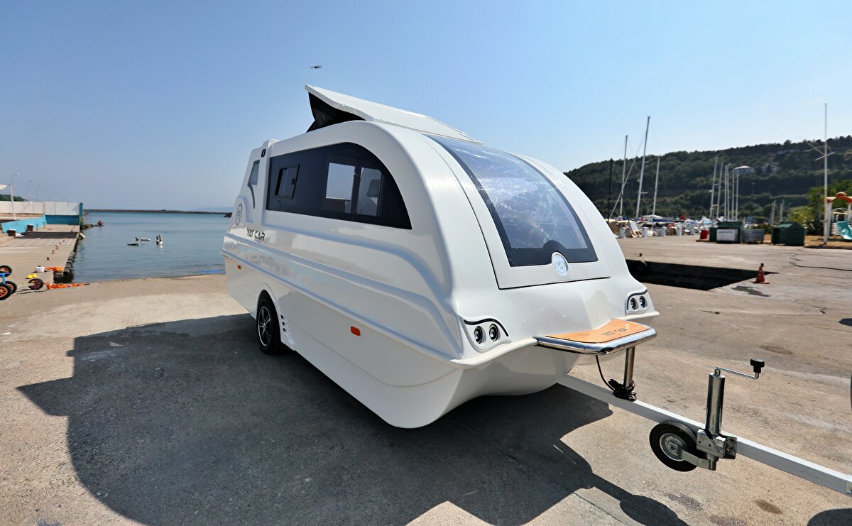 Uzun uğraşlar ve denemeler sonucu geliştirilen araç, arabayla karavan gibi çekilerek istenilen yere götürülürken deniz, göl veya baraj göletlerinde ise yat olarak kullanılabiliyor.<br><br>