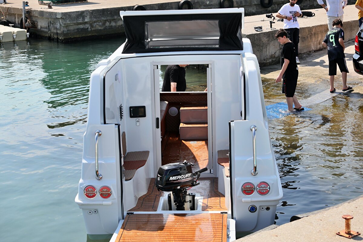 Almanya'da bir firmanın bu tarz bir çalışması bulunduğunu ama artık üretim yapmadığını aktaran Yaylacı, "Ülkemizde bunu üreten bir firma yok. Üç tarafı denizlerle çevrili bir ülkede böyle bir ürüne ihtiyaç vardı. Her şeyine kadar üretim bize ait oldu. Şu anda deneme sürüşlerini yapıyoruz" dedi.<br><br>Yaylacı, patent başvurularının onaylanmasının ardından seri üretime geçmeyi planladıklarını sözlerine ekledi.