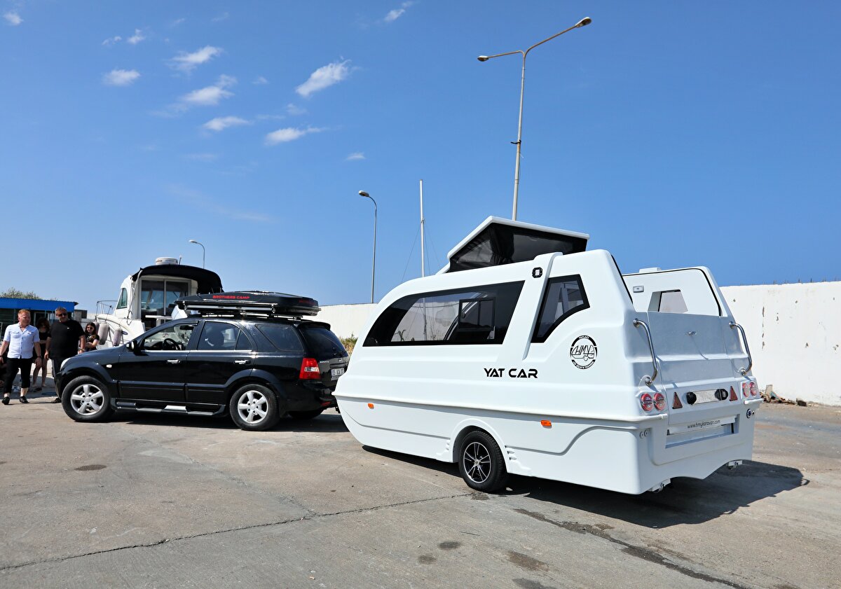 "Yat Car" ismini verdikleri araçlarını Karadeniz'de denemek için Samsun'a gelen ve Yelken Kulübü önünden araçlarını suya indiren Yaylacı kardeşler, motorunu çalıştırarak denize açıldıkları araçlarını bir süre kullandıktan sonra tekrar kıyıya çıkardı.<br><br>