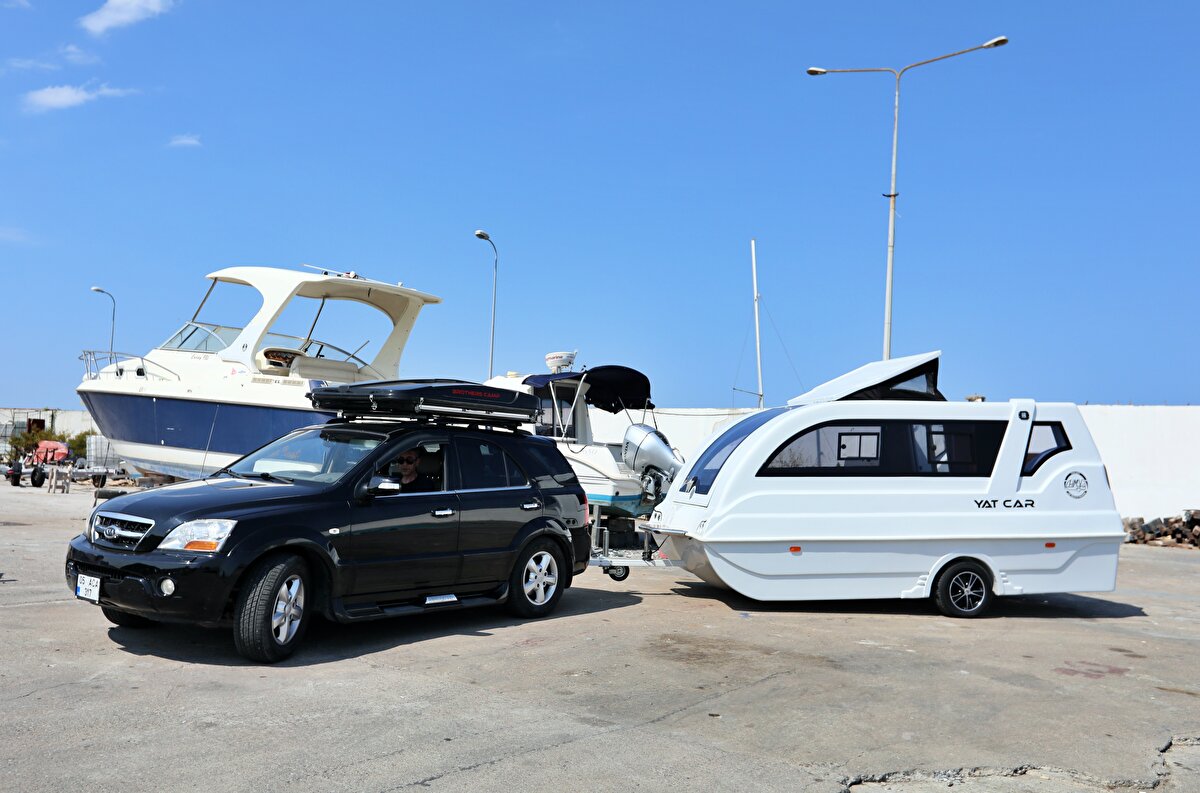 İsmail Yaylacı, üç tarafı denizlerle çevrili bir ülkede yaşamalarına rağmen tekne kültürünün yeterli düzeyde olmadığını söyledi.<br><br>Türkiye'de denizi görmemiş insanların bulunduğuna dikkati çeken Yaylacı, "İnsanların ilgisini çekerek denize aşkı canlandırırız diye böyle bir projeye girdik. 3 yıllık AR-GE çalışması sonucu üç model geliştirdik" dedi.