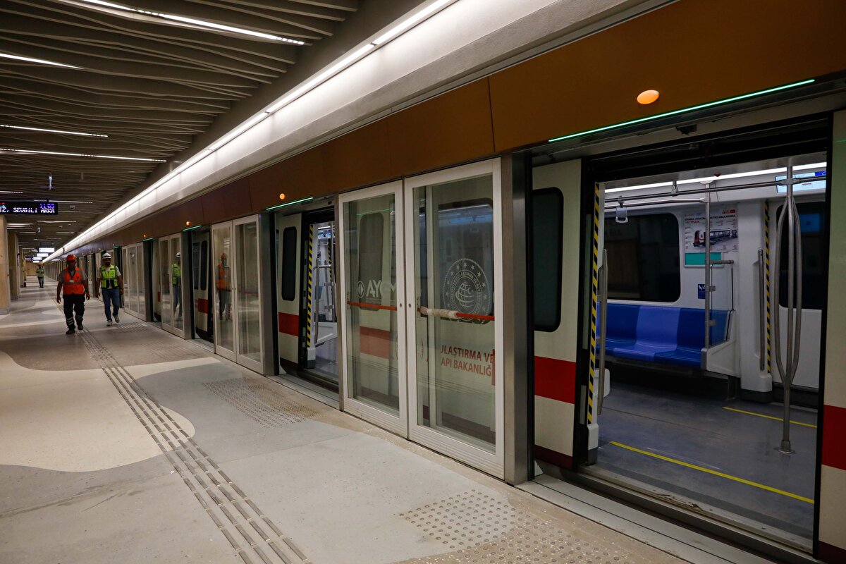 Karaismailoğlu, "Yine Sabiha Gökçen Havalimanımızı metroyla buluşturuyoruz. Eylül ayı içerisinde Kadıköy-Kartal-Pendik'ten, İstanbul Sabiha Gökçen Havalimanı bağlantısını bitirerek vatandaşımıza hizmete sunduğumuzda, İstanbul'un iki havalimanını da dünyanın en büyük en yoğun havalimanlarından iki tanesini metroyla buluşturmuş olacağız. Sabiha Gökçen Havalimanı metrosunda hedefimiz eylül ayı içerisinde hizmete almaktır." ifadelerini kullandı.<br><br>