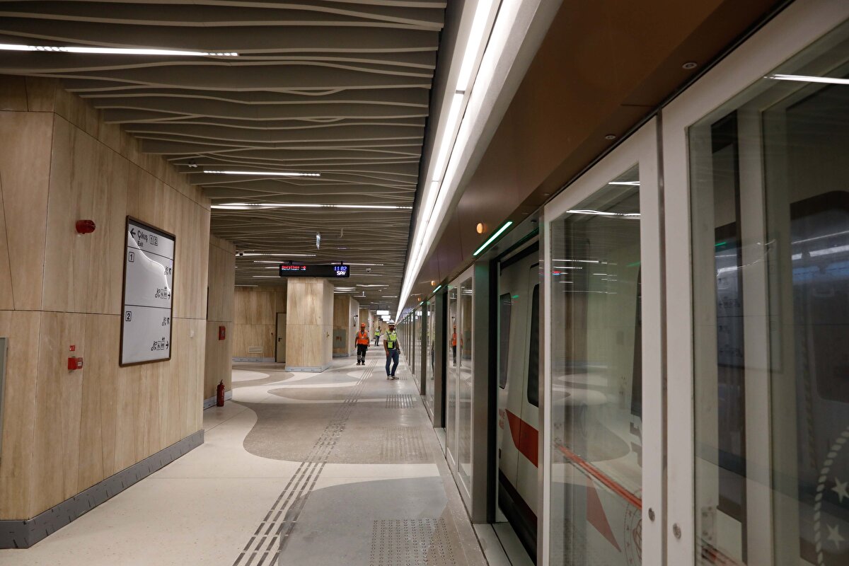 Bu hattımızın devamı olan İstanbul Havalimanı-Arnavutköy-Başakşehir-Halkalı ve Marmaray'la birlikte Küçükçekmece bağlantısını 2023 itibarıyla bitirerek, 32 kilometre artı 37 kilometre, yani yaklaşık 70 kilometrelik metro hattını, İstanbul'un Avrupa Yakası'nı çepeçevre saran metro hattının tamamını 2023 yılı içinde bitirerek milletimizin hizmetine sunmanın heyecan içerisindeyiz."<br><br>