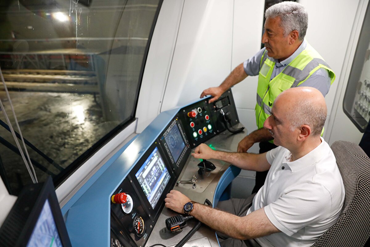 İstanbul Havalimanı'nın geldiği nokta itibarıyla Türkiye ve dünya havacılık sektöründe edindiği önemli yer hakkında değerlendirmelerde bulunan Karaismailoğlu, metro hattının da hizmete girmesiyle birlikte, İstanbul Havalimanı'nda rekorların süreceğini bildirdi.<br><br>