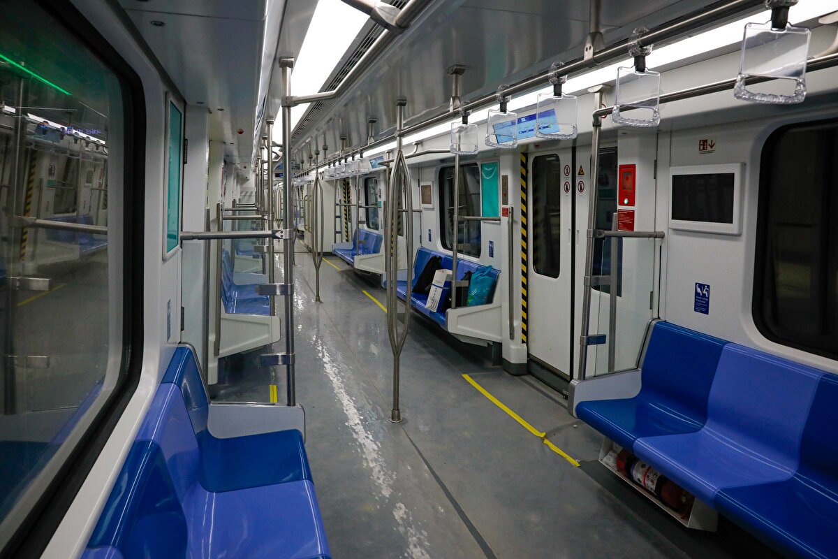 Karaismailoğlu, İstanbul Havalimanı'nın başarıları nedeniyle dünyanın gözde havalimanları arasında yer aldığına işaret ederek şunları kaydetti:<br><br>"Bugün incelemelerde bulunduğumuz metro ile birlikte İstanbul Havalimanı enlerin rekorlarını kırmaya devam edecek. Sabah Kağıthane'den metromuza binerek havalimanımıza geldik, metromuzu test ettik, herhangi bir problemimiz yok. Sinyalizasyon, sertifikasyon süreçleri devam ediyor, testlerimiz devam ediyor. Hedefimiz kasım ayı itibarıyla İstanbul Havalimanı'na bütün vatandaşlarımızın metroyla ulaşmaya başlamasını sağlamak. Kağıthane- İstanbul Havalimanı arasını kasım ayında, ondan altı ay sonra da Gayrettepe uzantısını bitirerek, 37,5 kilometrelik Gayrettepe-İstanbul Havalimanı metrosunu hizmete alacağız.