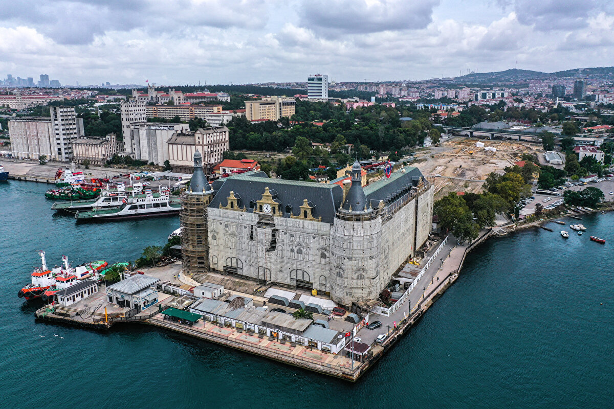 12 yıl önce çıkan yangında büyük hasar gören, kum zemin üzerine ahşap kazıklarla inşa edilen Haydarpaşa Garı, 6 yıldır devam eden restorasyon ile yapının özgün detaylarına uygun olarak yenileniyor.<br>