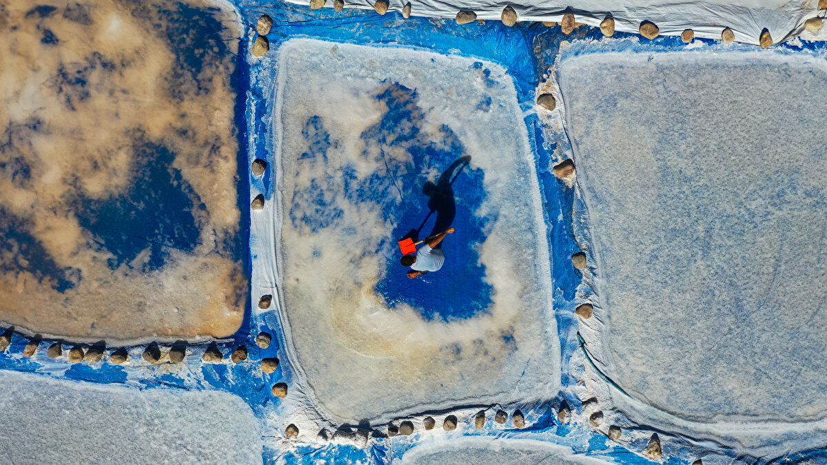 Emrah Atmeca da köylülerin birbirine yardım ederek tuz üretimi yaptığını, bahar aylarında yoğun çalıştıklarını dile getirdi.<br><br>Köylerinde buğday üretimi az olduğundan kimi zaman tuz ile buğdayı takas ettiklerini bildiren Atmeca, daha sonra çevre illere satış yaptıklarını kaydetti.