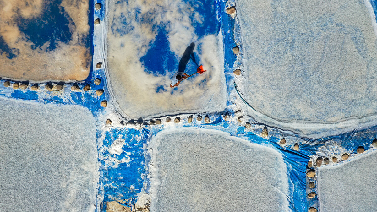 Yüksel, şu ifadeleri kullandı:<br><br>"Madeni kazdığımız zaman eski kalıntılar içinden çıkıyor. Yılda 4 ay çalışıyoruz. Mayısın sonlarında başlıyoruz, eylülün sonlarına kadar devam ediyoruz. Burası mevsimlik işçiliğin de önüne geçti. Herkes geçimini buradan sağlıyor. Tuz olmasaydı göç ederdik. Civar köylere, Muş, Siirt ve Batman'a götürüp satıyoruz. Kimi zaman da toptancılar gelip bizden alıyor. Bu tuz saf kaya tuzu olduğu için turşu, peynir ve zeytini bozmaz. İçerisinde hiçbir katkı maddesi yok. İnsan gücüyle, kendi imkanlarımızla üretim yapıyoruz."