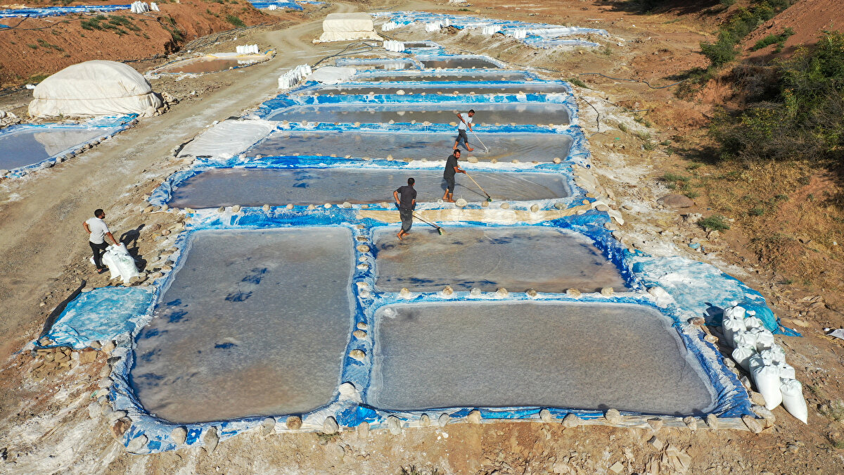 Önceki yıllarda tuzun az çıkması nedeniyle bölgeden başka illere mevsimlik işçilerin gittiğini belirten Yüksel, üretim arttığı için artık vatandaşların kendi köylerinde kaldığını bildirdi.<br><br>