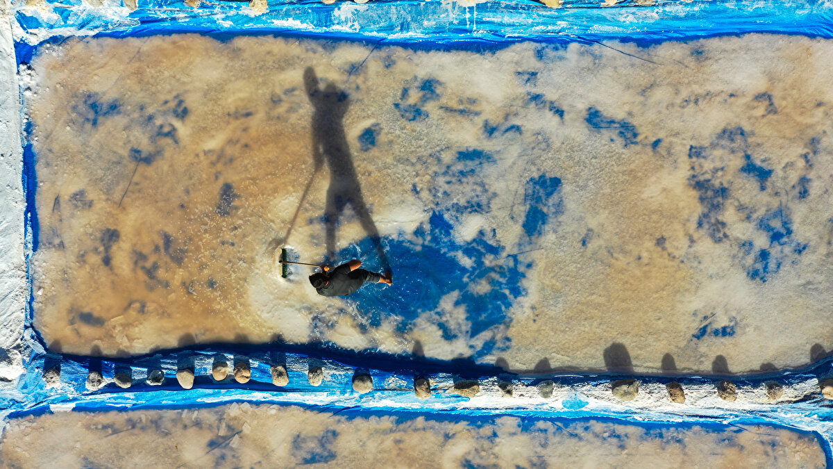 Üreticilerden Nihat Yüksel de bu topraklarda asırlardır tuz üretimi yapıldığını, kendilerinin de bu geleneği devam ettirdiğini söyledi.<br><br>