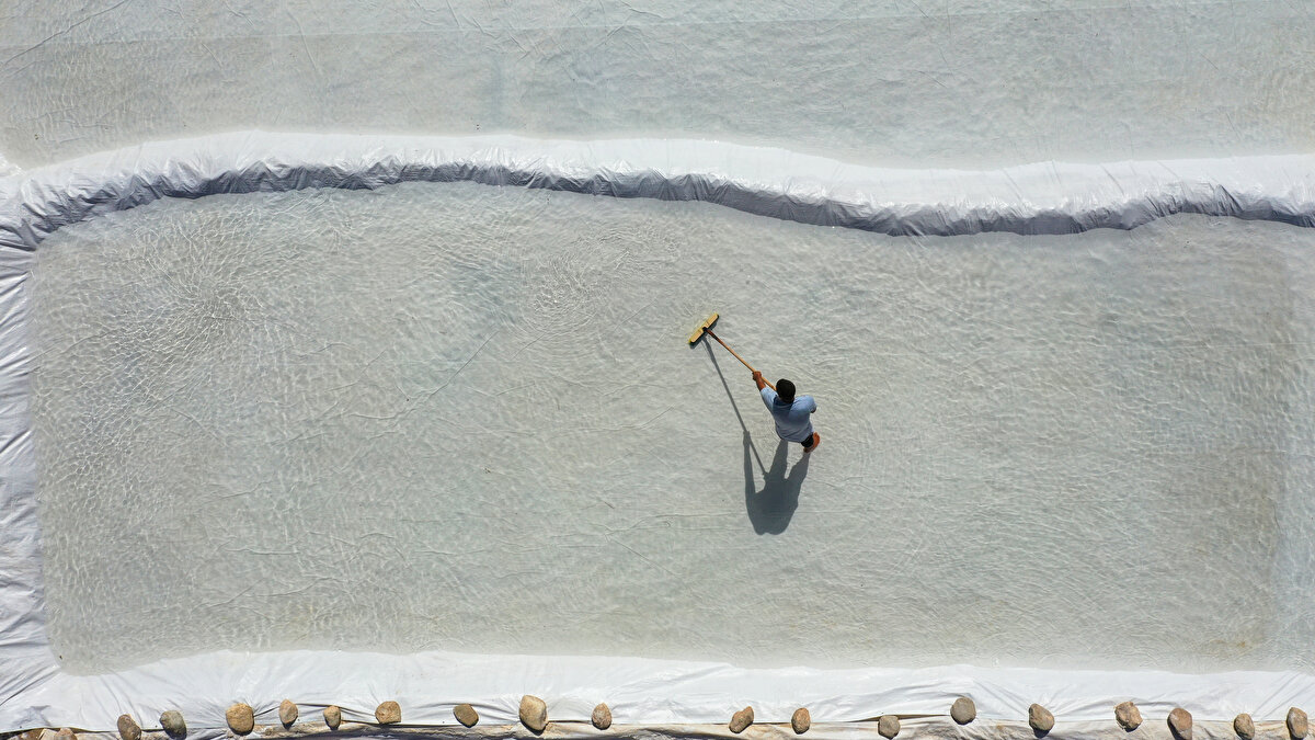Derince köyünde tuz üretimi yapan Vahdettin Yüksel, AA muhabirine, dedelerinden kalan mesleği devam ettirdiklerini söyledi.<br><br>