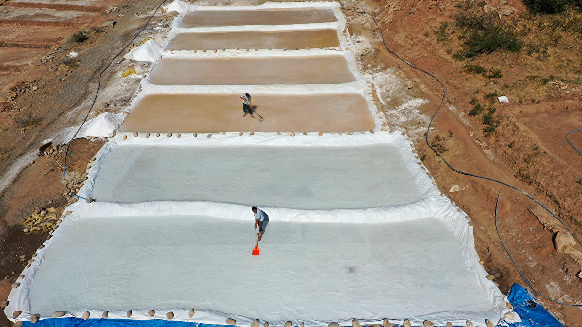 Batman'ın Kozluk ilçesinde köylülerce üretilen kaya tuzu, uzun uğraşlar sonucu, biriktirme havuzlarına alınan doğal kaynak suyunun buharlaşmasıyla elde ediliyor.<br>