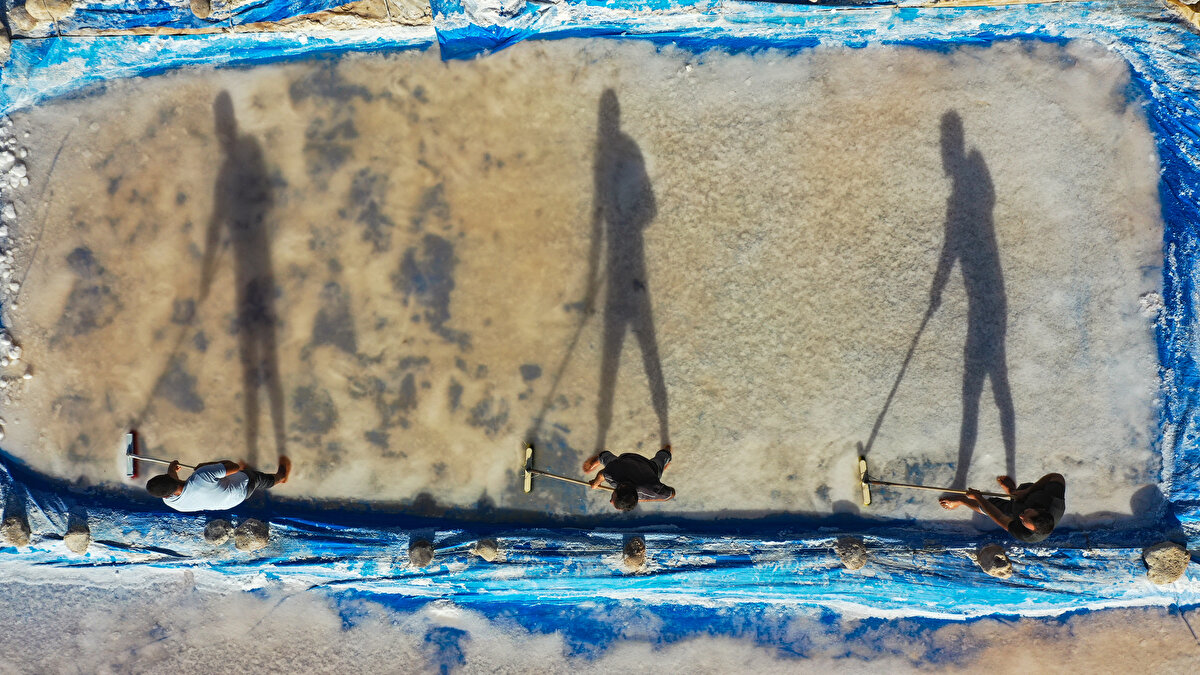 Geçimlerini bu yöntemle sağladıklarını anlatan Yüksel, "100 senedir bu işi yapıyoruz, böyle de devam edeceğiz. Bu tuz doğal sudan çıkıyor. Hava ne kadar sıcak olursa tuz o kadar güzel çıkıyor. Üretimini yaptığımız tuzu Siirt, Batman, Mardin, Şırnak, Van, Bitlis ve bazen de Diyarbakır'ın ilçelerine götürüyoruz." dedi.<br><br>