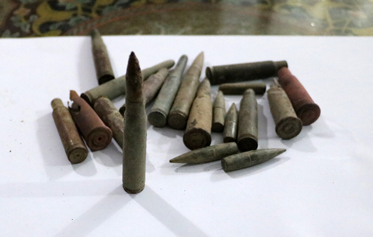 Sadece özel birlikler kullanıyor. Arazide Yunan askeri mermilerine de rastlamak mümkün. Çeşitli kalibrelerde onlarca patlamış, patlamamış mermiyi görmek mümkün. Bunlar da koleksiyonumuzda yerini aldı" dedi.