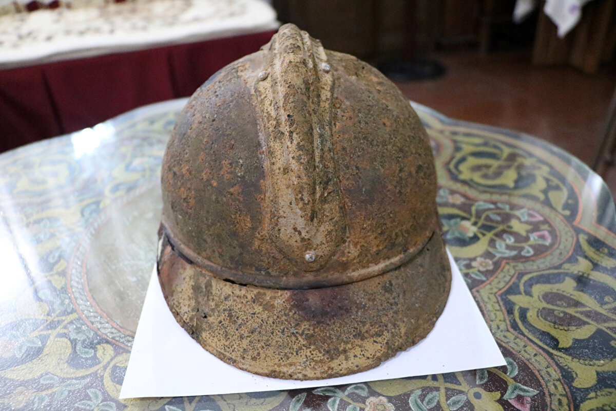 "30 Ağustos Zaferi'nin 100'üncü yılının yaşandığı bugünlerde biz de yine o döneme dair koleksiyonumuzda bulunan önemli bir eserimizi sergilemek istedik. 100 yıl önce Afyonkarahisar Kocatepe'de başlayan Büyük Taarruz sonrası 27 Ağustos'ta şehrimiz düşman işgalinden kurtarıldı. Kalecik Sivrisi, Beytepe, Belentepe, Tınaztepe ve Çiğiltepe hatlarında çok büyük mücadeleler verildi. Bu mücadeleler neticesinde ölen Yunan askerleri oldu. Bizim de yıllardır bu konuda araştırmalarımız devam ediyor. Araziyi gezerken gördüğümüz metal parçası dikkatimizi çekti. Toprağın içerisinde ters dönmüş ve içine toprak dolmuş Yunan askeri miğferi olduğunu gördük."