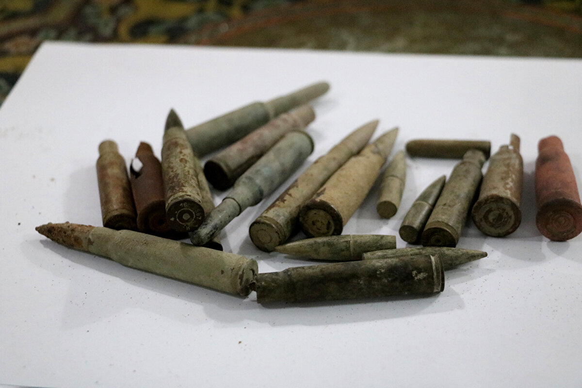 100 YILDIR PATLAMAMIŞ MERMİ<br>Geçen süreçte miğferde kar, yağmur gibi doğal nedenlerin deformasyona sebep olduğunu dile getiren Özpınar, "Kurtarabildiğimiz kadarıyla muhafaza ettik. Miğfer 1910'lu yıllardan itibaren Yunan ordusunda kullanıyor. Ön kısmında çift başlı kartal, haç kabartmasıyla o dönemin kraliyet ve ordusuna ait arma olduğunu görüyoruz. O dönem Yunan askerlerinin hepsi bu miğferi kullanmıyor.